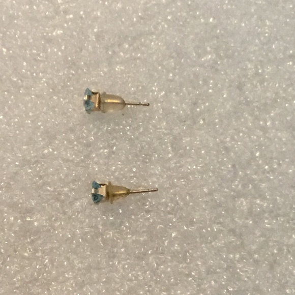 10k gold stud earrings w/ square aquamarine stones - Picture 6 of 8